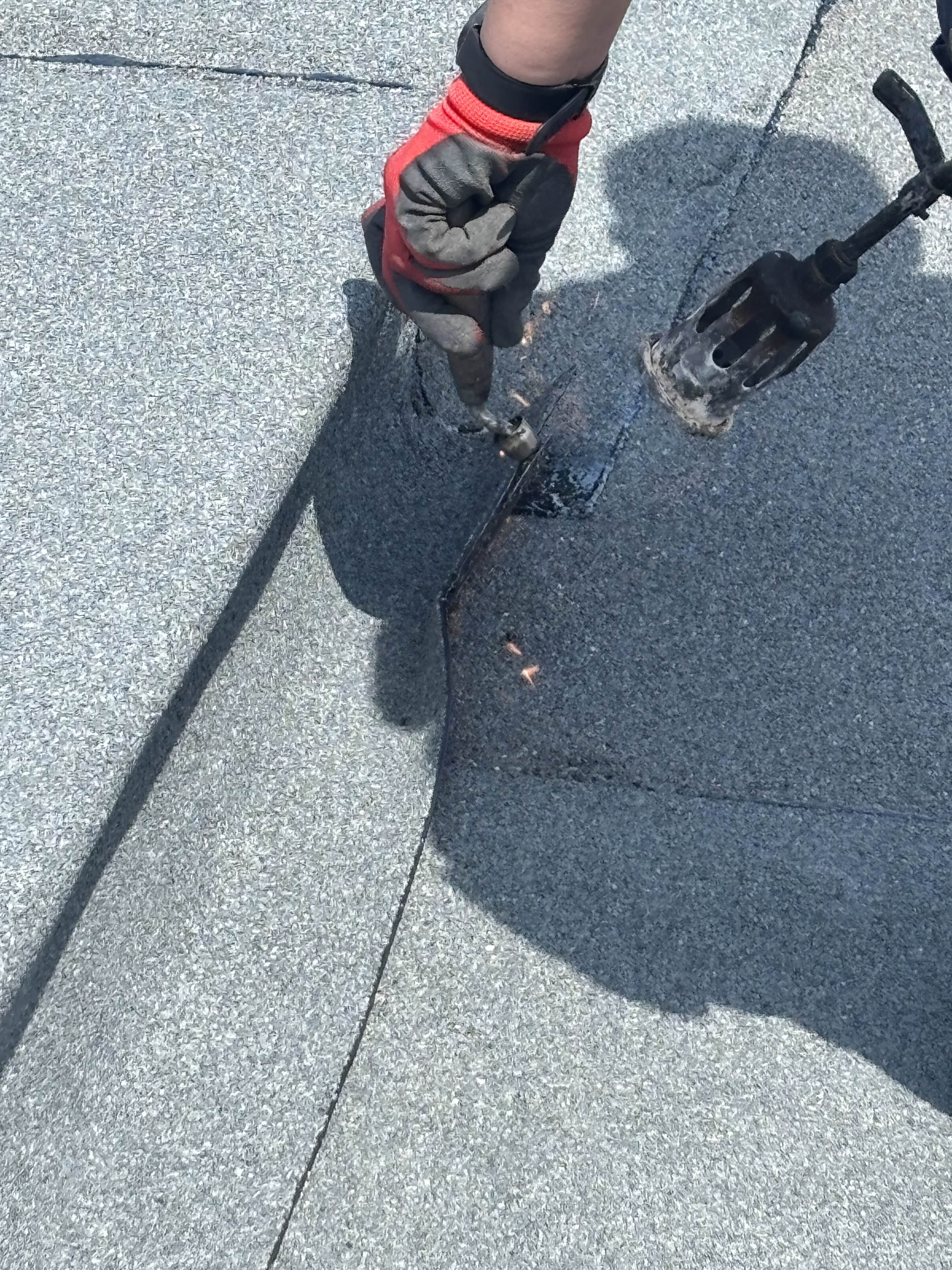 Dekarz przy pracy na dachu — ekipa TOP-DACH Bydgoszcz